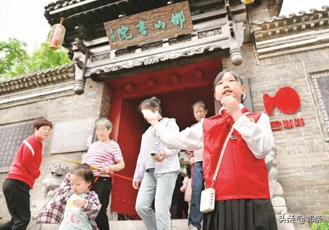 青春十一 文旅共赏丨红领巾讲解员在邯郸道历史文化街区进行讲解