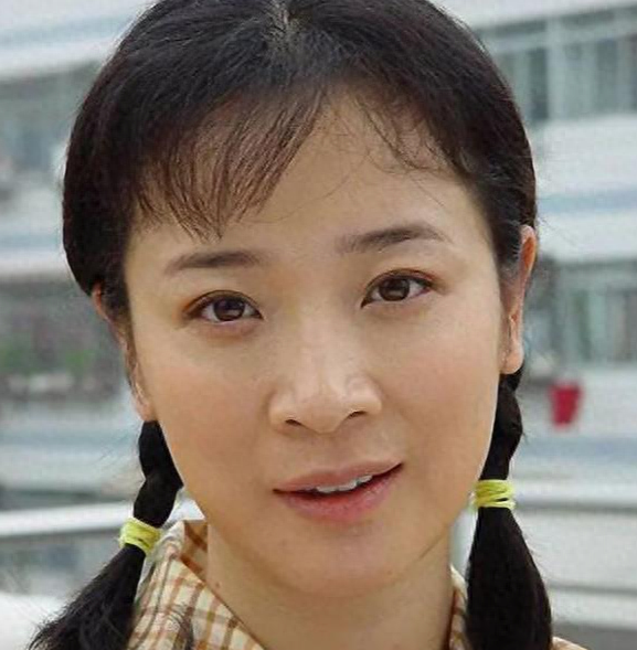 她是国家一级女演员，多次给丈夫戴绿帽，重病丈夫坐轮椅也不离婚