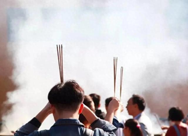 年轻人上香背后的心理图景：在不确定时代寻找确定的心灵锚点