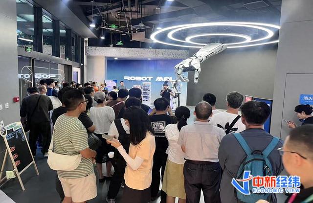 探店1天｜我在机器人4S店待了两天发现，这种机器人人气最高
