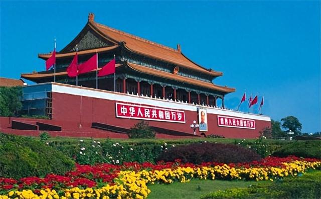 为何天安门不悬挂毛主席的照片	，反倒要挂主席的画像？