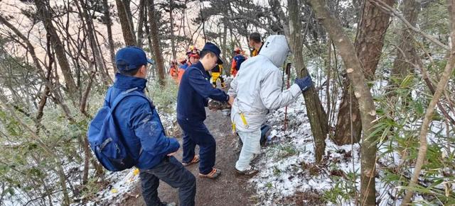 男子登山赏雪途中腿脚突发剧痛，警方提醒：这件事别忽视！