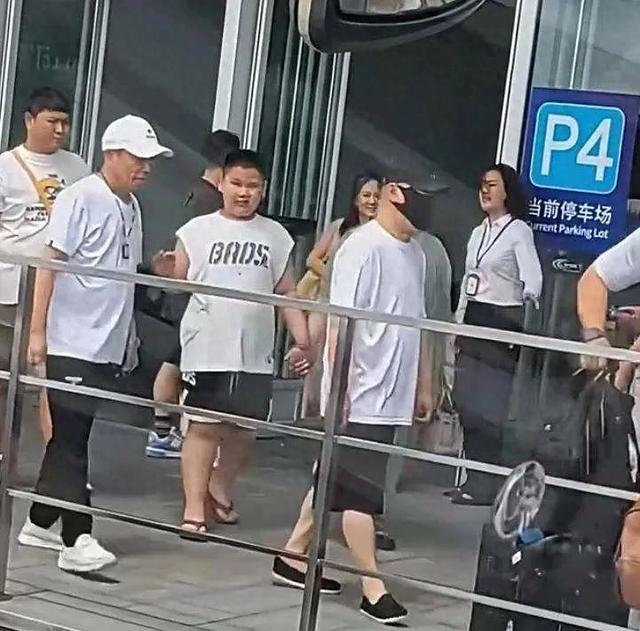 郭德纲一家现身上海，王惠目测有200斤，10岁郭汾阳面部表情怪异
