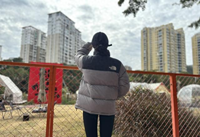 月薪2万舍不得买的羽绒服，为啥被年轻人买爆了？真相扎心