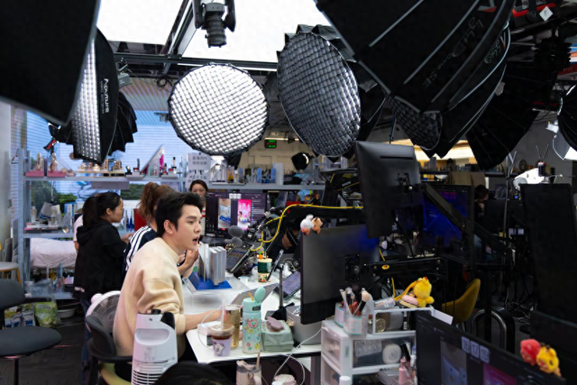 李佳琦直播间成国货出海“风眼”