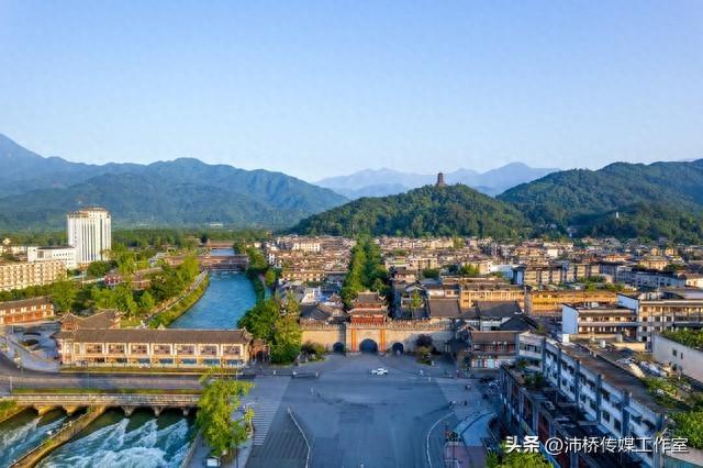 灌县古城：千年历史与都江堰水利工程的完美交融