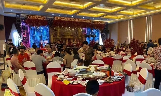 太丢人了，北京一大爷参加酒席，随礼200，竟连喝带拿6瓶五粮液