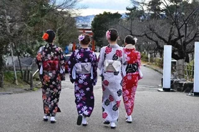 大量日本游客涌入北京，打着旅游幌子不去旅游不吃美食，为啥来？