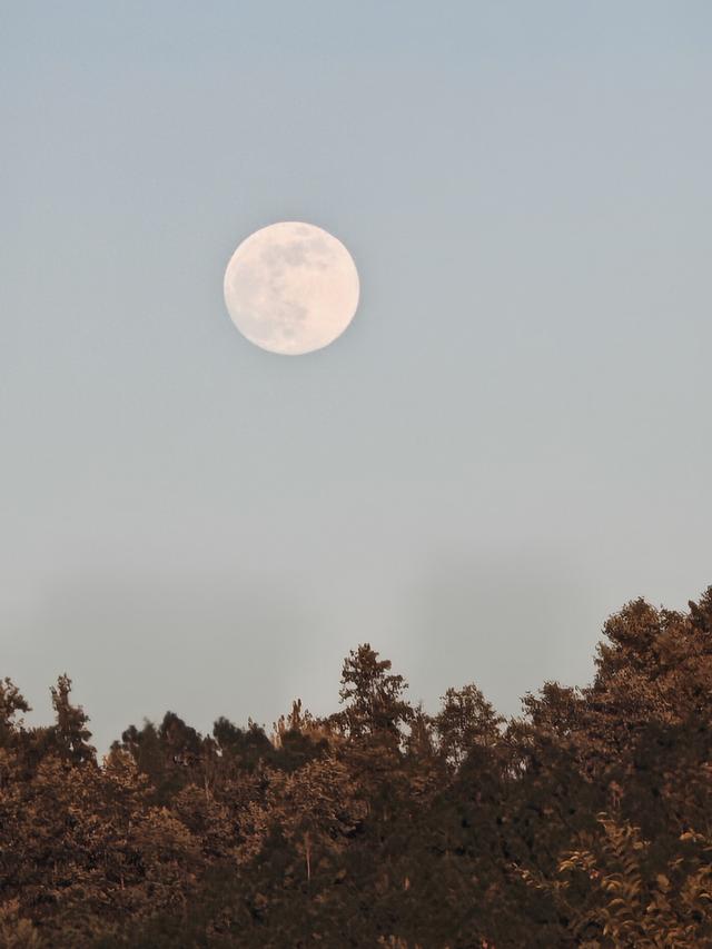 昆明日落“被劝退”，没登上最高处，却发现了更绝的天际线