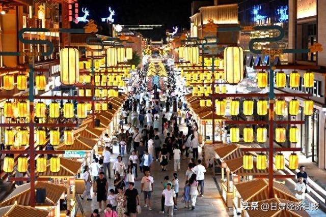 敦煌迎来旅游热
