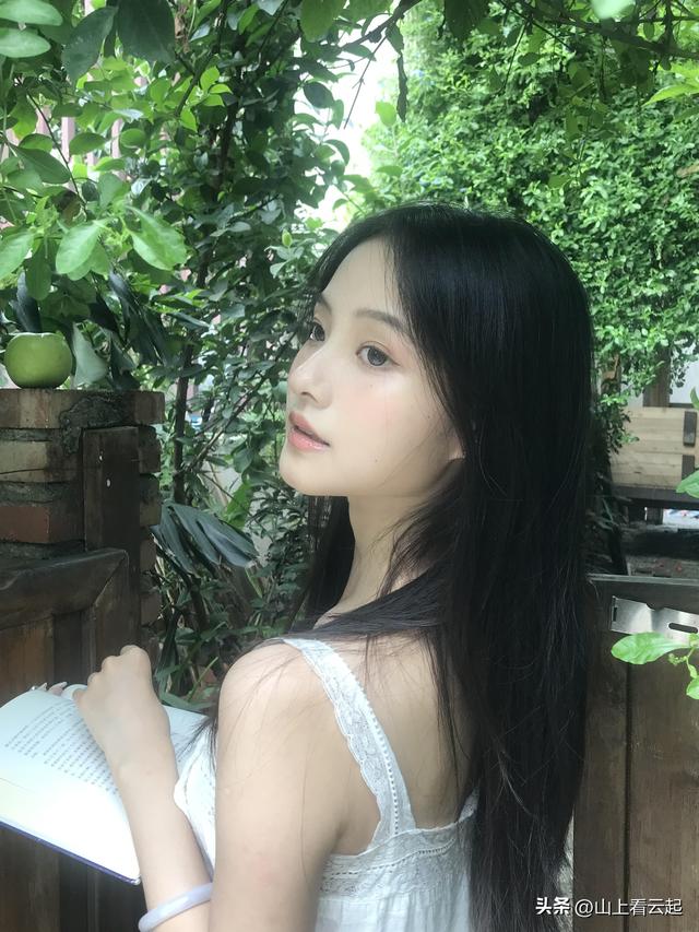 北京校花	，颜值惊为天人 这堪称上帝吻过的容颜 美的发光！