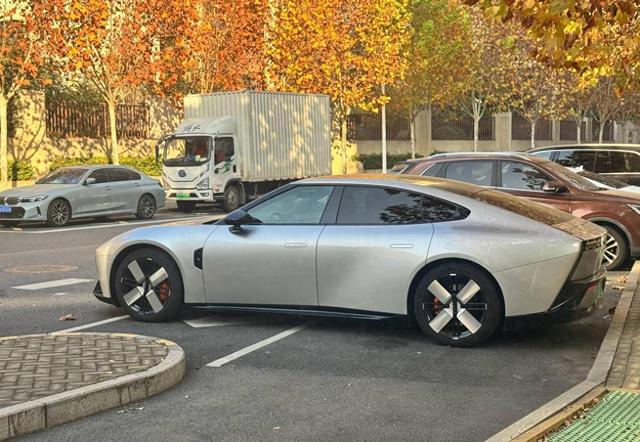 小鹏新车街头吸睛，五米车身配三米轴距，21万起售引热议