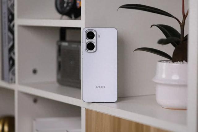 iQOO Neo11首发评测：性能、续航、屏幕全在线，这才是用户要的中端手机