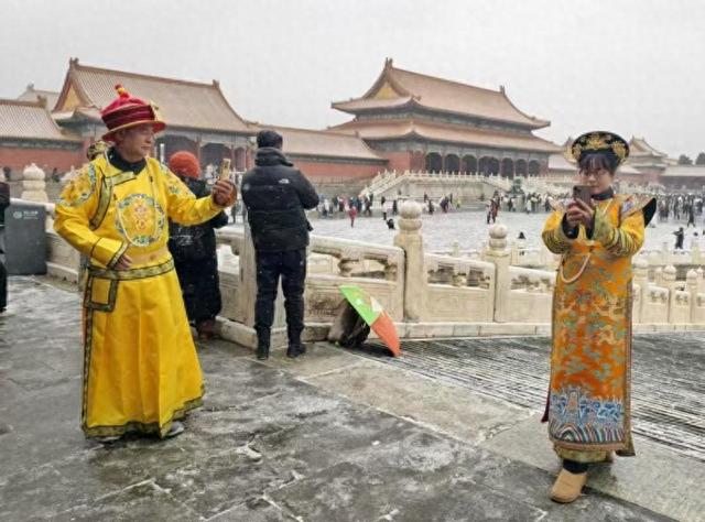北京初雪点燃“暖经济” 古装打卡与铜锅涮肉成冬日风尚