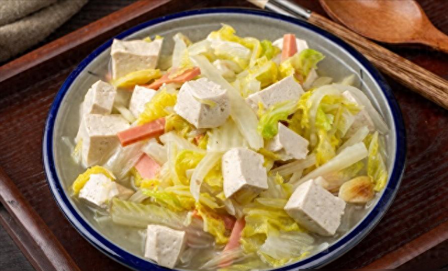 白菜炖豆腐，先炒白菜还是豆腐？大厨教你正确顺序，鲜香又入味