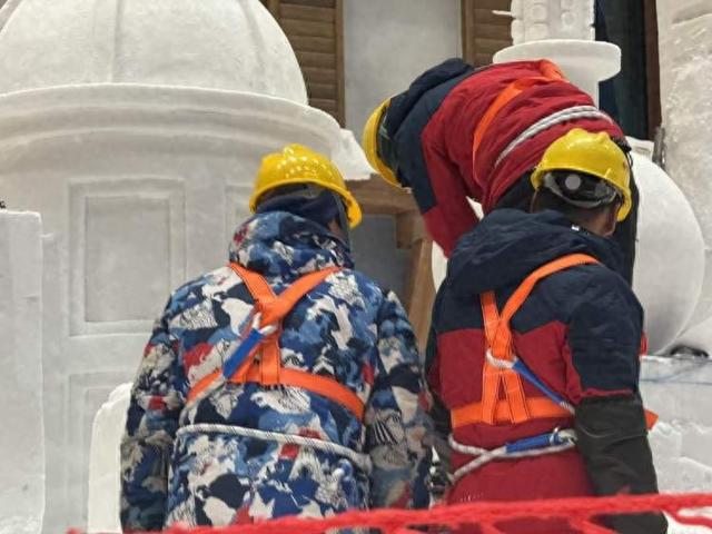 20米长“上海四件套”雪雕即将登场！耀雪冰雪世界开业首年游客量超100万，现推出多种半价票
