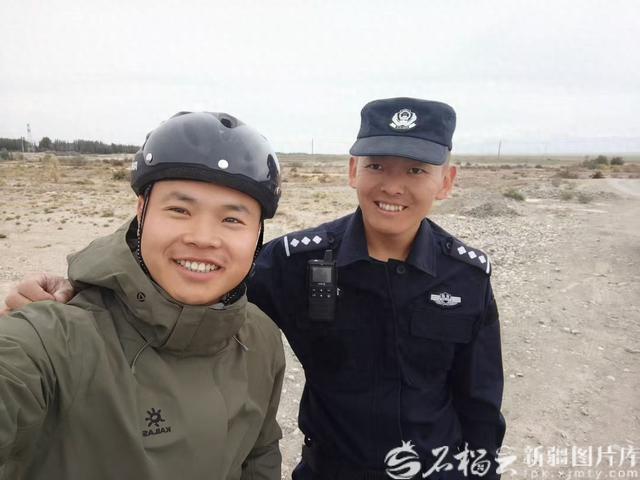 这个假期新疆民警和游客的互动，真的暖哭了！