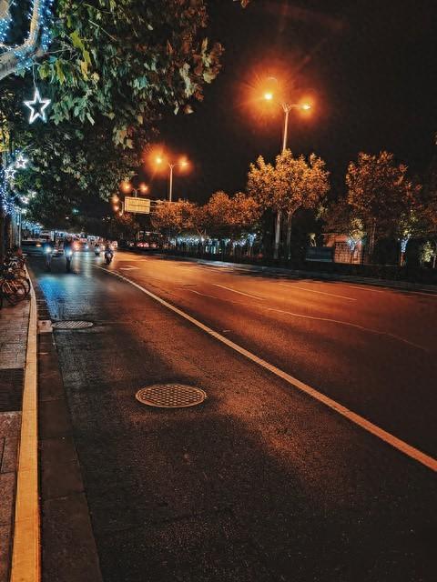 我今年33岁，老公常年在外，因耐不住寂寞	，我每天晚上出去散步！