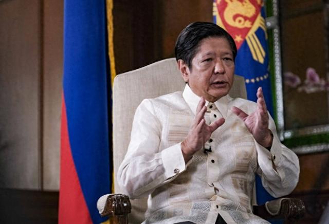 小马科斯陷入死局，关键时刻中方出手，为啥要给他递这个橄榄枝？