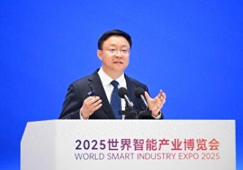 2025智博会·嘉宾演讲｜刘庆峰：  自主可控大模型赋能千行百业，开启AI新纪元