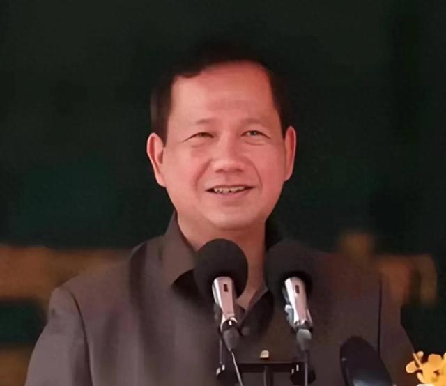 洪玛奈今年48岁，却已满头白发，他是洪森的代言人