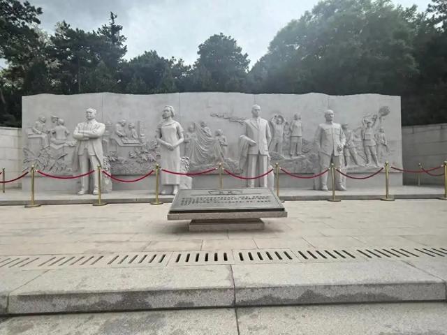 凭吊北京西山无名英雄纪念广场