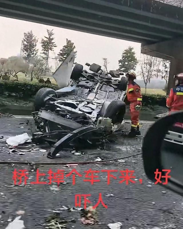 四川成都一轿车撞上高架桥桥墩后弹飞翻车，四轮朝天，车辆严重变形，医院称目前有一伤者仍在ICU
