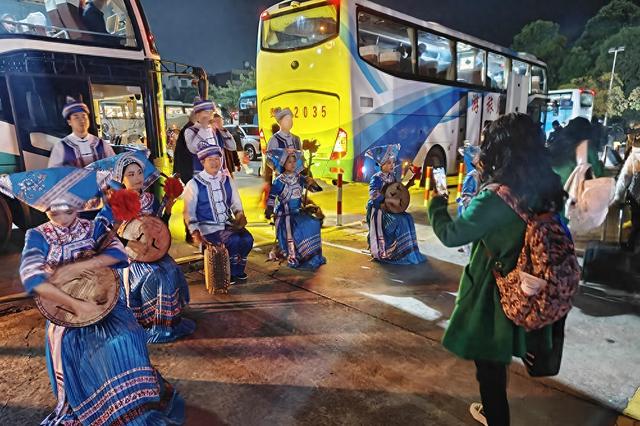 冬日首趟广东旅游专列载500名游客解锁兴义暖冬之旅