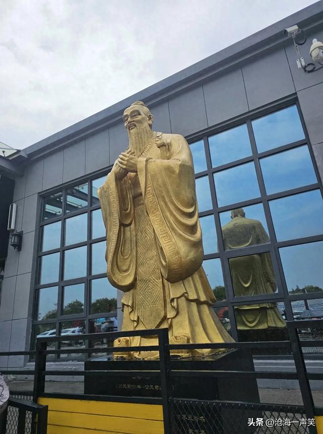 路过济宁高速服务区，这是谁塑像?应该是个历史名人吧