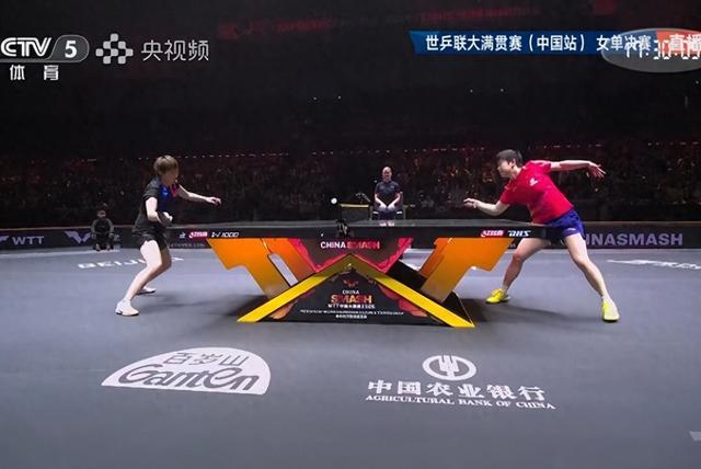 王曼昱夺冠后王励勤送花，孙颖莎第二，王励勤也不忘握手给予鼓励