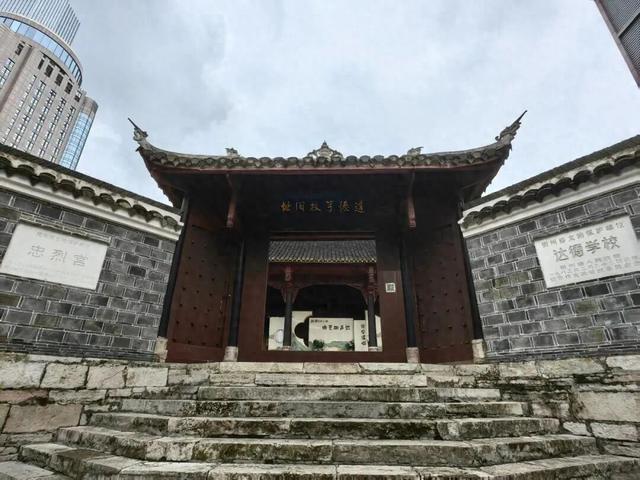 国庆打卡南明红色地标 在峥嵘岁月中汲取奋进力量