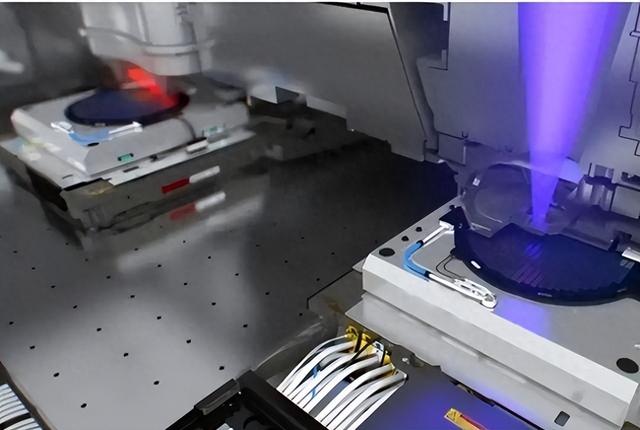 不可思议！突破芯片围堵的竟然是山寨光刻机，美国收紧限制也徒劳