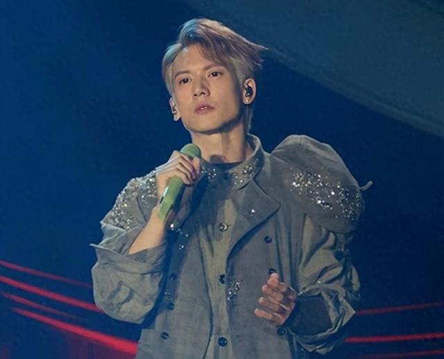 突发！香港知名男星演唱会发生意外，失手摔落地面发出一声闷响