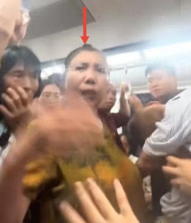 大妈要求让座被拒，出手打伤女乘客，当事人发声，家属拒不道歉