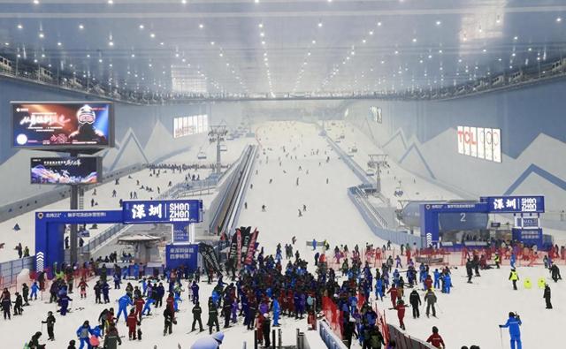 国庆中秋假期，前海冰雪世界迎来市民滑雪热