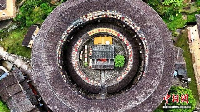 福建永定：百年圆楼映“秋景” 晒秋画卷迎客来