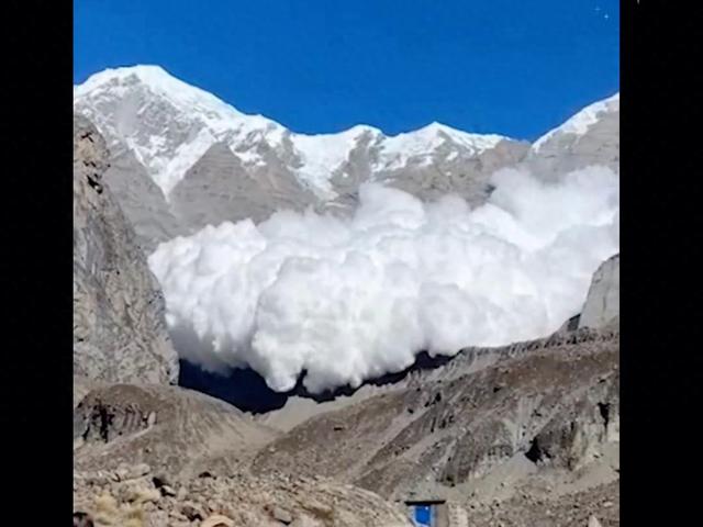 尼泊尔雪崩惊魂，“一堵雪墙”从山壁崩落倾泻而下