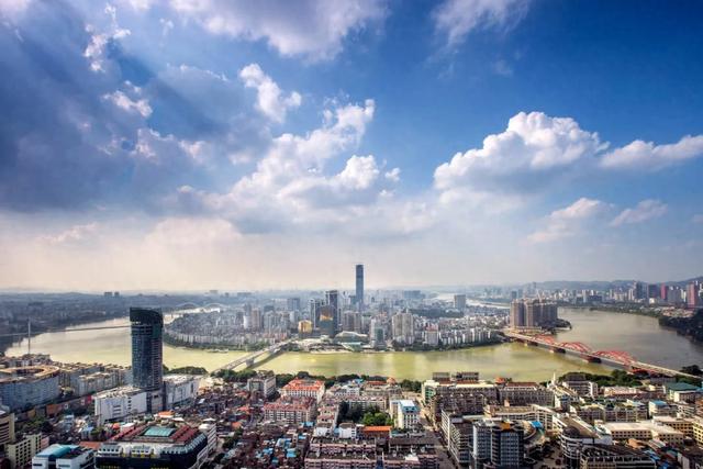 山清水秀，享有“世界第一天然大盆景”的美誉；中国十佳宜居城市