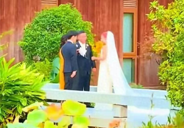 刘欢现身33岁女儿婚礼现场，新娘一头红发笑容灿烂