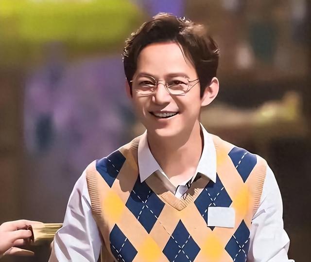 世上没后悔药？无妻无子、与保姆相伴的何炅，走上了另外一条道路