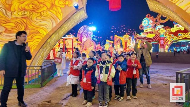 探秘彩灯大世界 自贡“小记者”解锁光影盛宴