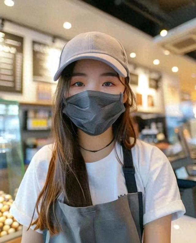 “开学不去了”，女大学生暑假工干成“老板娘”，评论区人间清醒