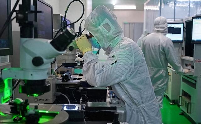 荷兰光刻机靠华稀土，却帮美卡中脖子！忘了40年前被中国精准反制