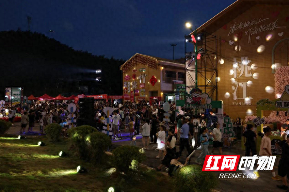 桃花江竹海景区推出暑期盛宴，千人露天KTV、免费畅饮打造乡村文旅新体验
