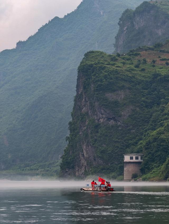 鸭绿江上羊鱼石，一筏漂过中朝千年