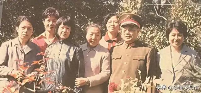 1950年,毛岸英赴朝前回湖南与外婆、舅舅一家人合影