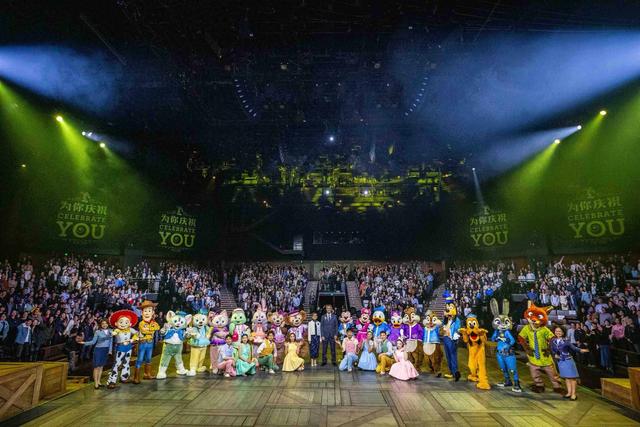 上海迪士尼举办盛大年度庆典，致敬610名“魔法守护者”