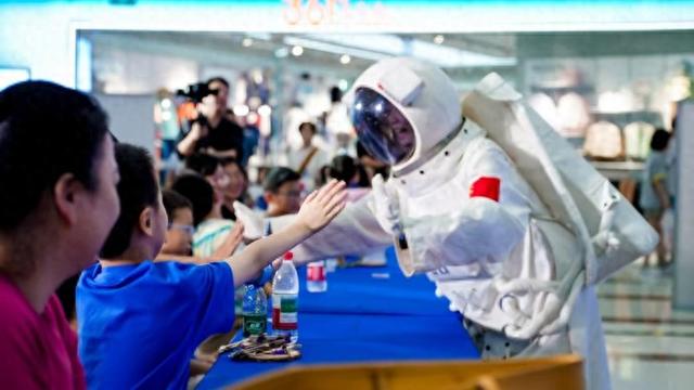 看无人机足球运动会、体验养老机器人……闵行区163场活动“嗨”翻科普月