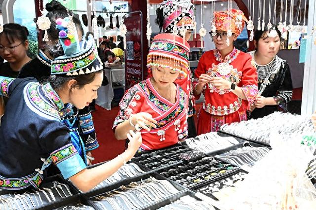 二〇二五年中越（文山）边境经济贸易旅游交易会举行