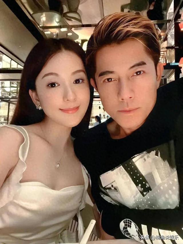 59岁郭富城与小4岁岳母合影，岳母已是奶奶了，他依然帅气